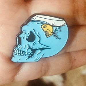 Skull pin